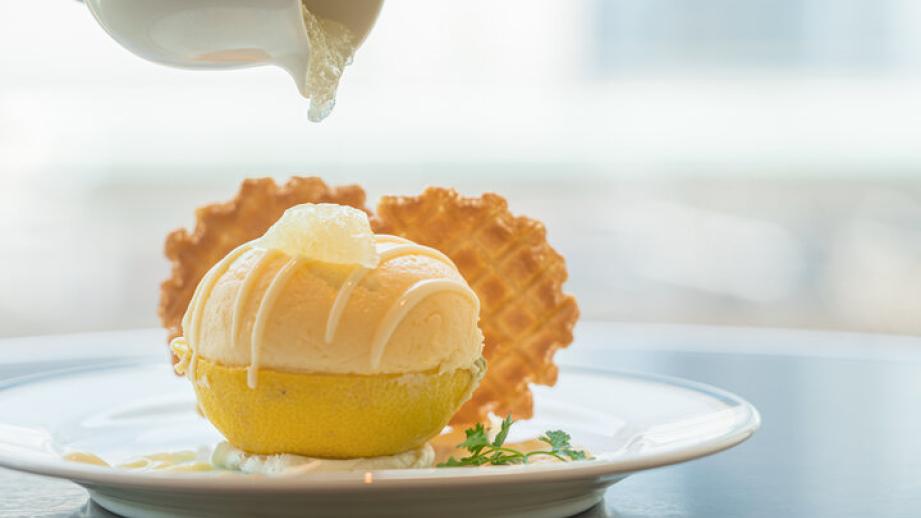 東京駅を目前に、爽やかな檸檬スイーツを味わい、懐かしい絵本グッズを探しに。「丸善　丸の内本店」