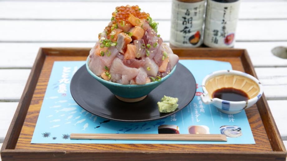 ランチにぴったりの海鮮丼から、名物スイーツ、お土産まで♪相模湾が一望できる話題の漁港の駅「TOTOCO小田原」へ