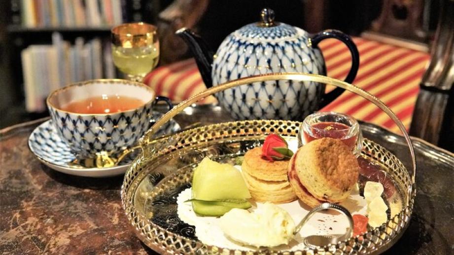 文豪たちに想いをめぐらせて一人時間を楽しむ隠れ家のようなブックカフェ♪銀座「Bar 十誡」