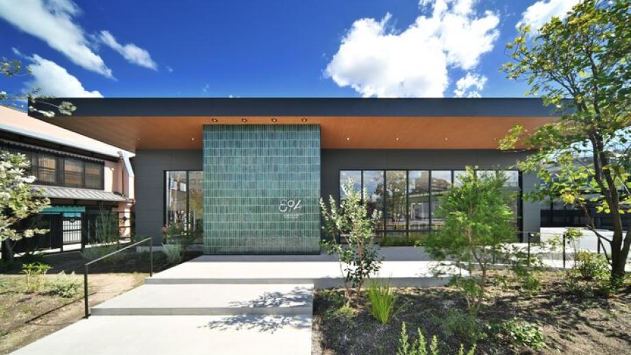 絵付け体験施設やコーヒースタンドも。やきものの街、瀬戸のニュースポット「STUDIO 894」