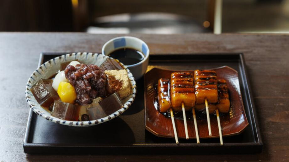 京都「梅園 三条寺町」のレトロな空間で、名物のみたらし団子やここだけの限定甘味を