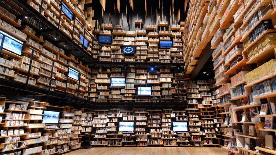 高さ8ｍの本棚劇場に圧倒される！埼玉県所沢「角川武蔵野ミュージアム」