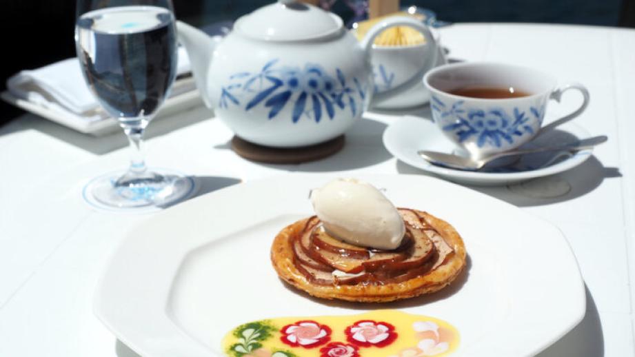 箱根で唯一「おいしい紅茶の店」に認定♪ 芦ノ湖畔の絶景広がるカフェ「サロン・ド・テ ロザージュ」