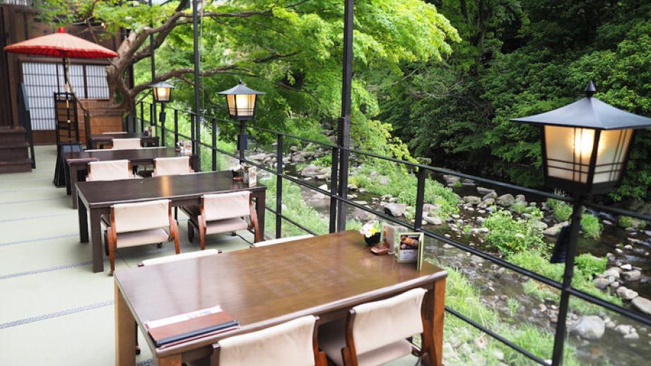 箱根唯一の「川床」でご褒美ランチを♪ せせらぎと緑に癒やされる大人の贅沢空間「牛なべ 右近」