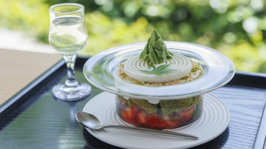 京都・宇治市源氏物語ミュージアムのカフェ「雲上茶寮」で、庭園をイメージしたパフェや日本茶を♪