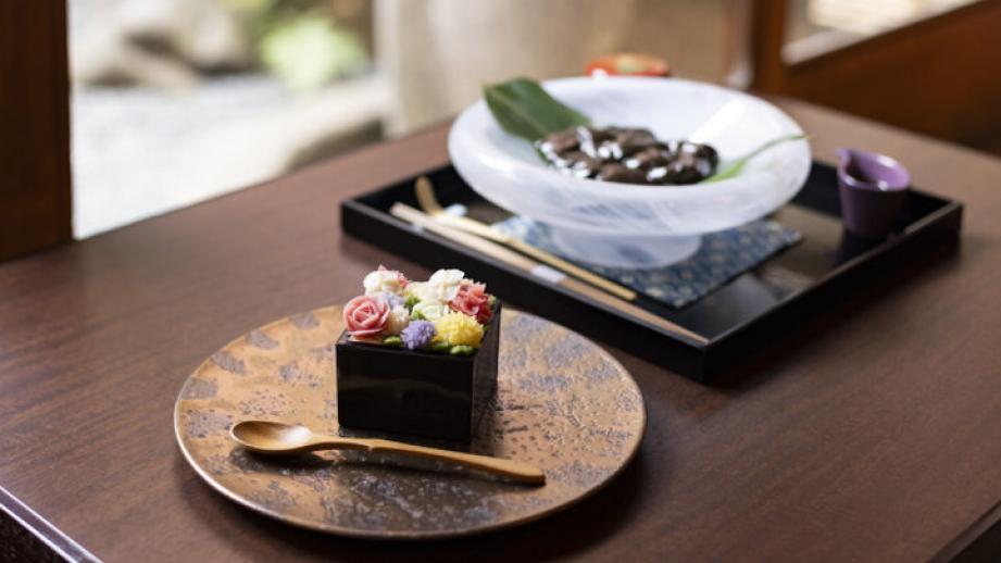 京都・錦市場近くにある築150年の京町家で、抹茶体験や甘味を「茶寮 京都よしつぐ」