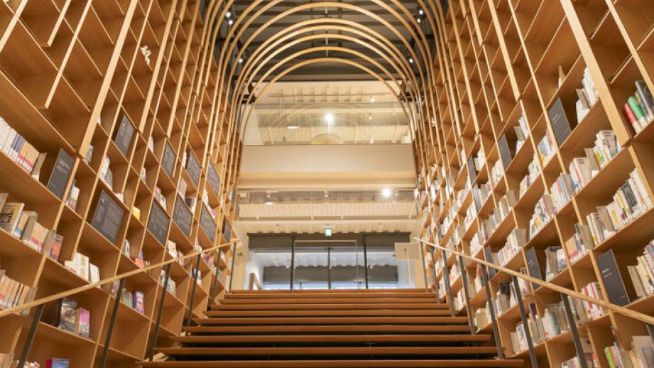 トンネルを抜けて、本の世界へ。読書とカフェを楽しむ文学館／新宿・早稲田大学国際文学館（村上春樹ライブラリー）