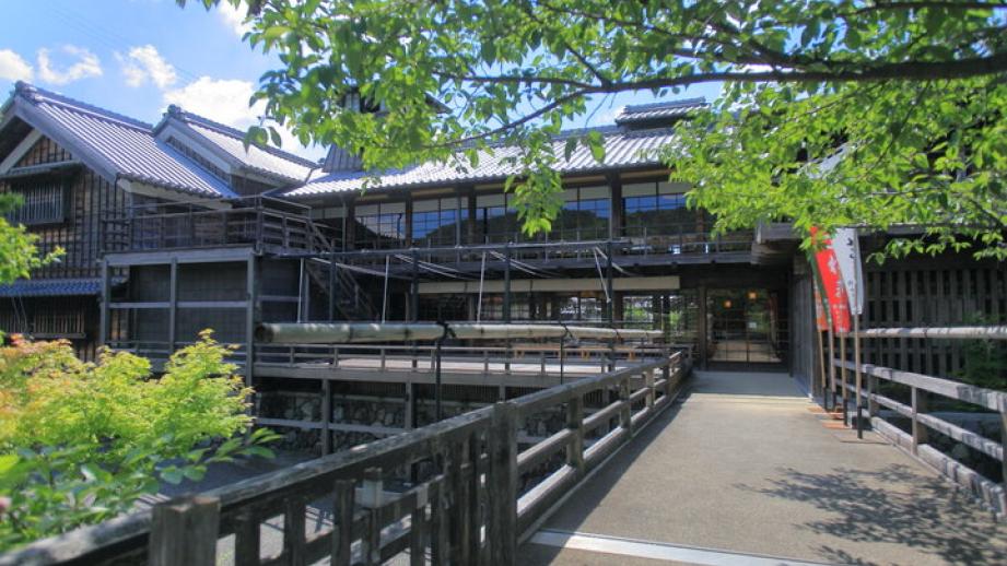 薪で炊くかまどご飯と伊勢のごちそうでおもてなし。和風テラスもある五十鈴川沿いの食事処「野あそび棚」