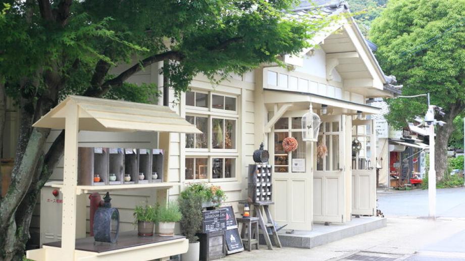レトロな建物がすてき。伊勢参りのお土産選びに寄りたいキャンドル専門店、おかげ横丁「灯りの店」
