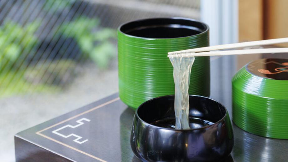 京都・祇園の老舗和菓子店「鍵善良房 四条本店」で、絶品くずきりを味わう