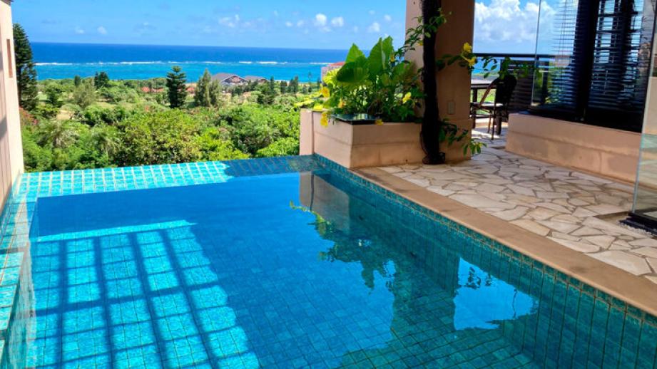 宮古島の丘に佇む楽園♪ 絶景プール付スイートで心と体を解き放つ「シギラベイサイドスイート アラマンダ」