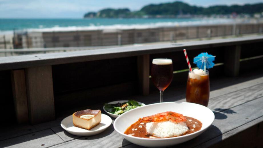 湘南さんぽの途中に立ち寄りたい絶景カフェ♪材木座ビーチが目の前のテラス席でのんびりランチを「材木座Cafe75th」