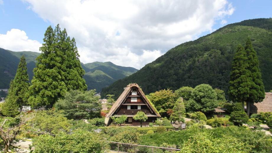 自然の中に和カフェや体験スポットも。合掌造りの民家で古き良き暮らしを体験「下呂温泉合掌村」