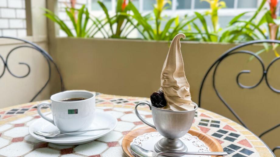 コーヒー香るモカソフトにほっこり♪歴史あるこだわりの珈琲と一緒に「ミカド珈琲店 日本橋本店」