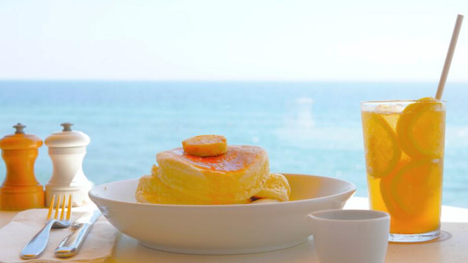 海と空が目の前に広がる雄大な景色の中でふわふわとしたパンケーキの朝食♪鎌倉「bills 七里ヶ浜」