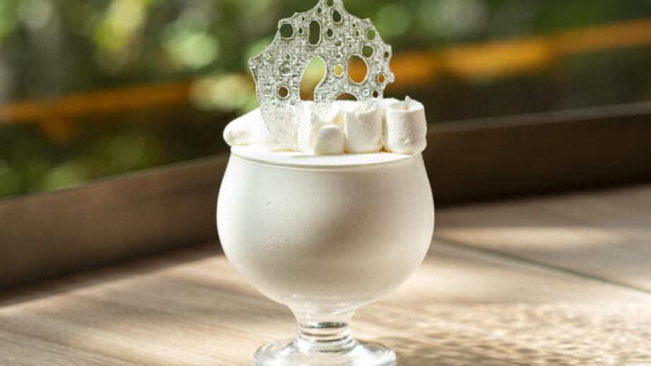 「白い恋人」で有名な「ISHIYA」直営♪道外唯一のカフェで雪のようなパフェにうっとり