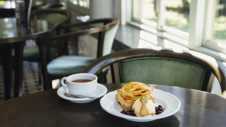 弘前「大正浪漫喫茶室」のハイカラな洋館で、青森りんごを使ったデザートを