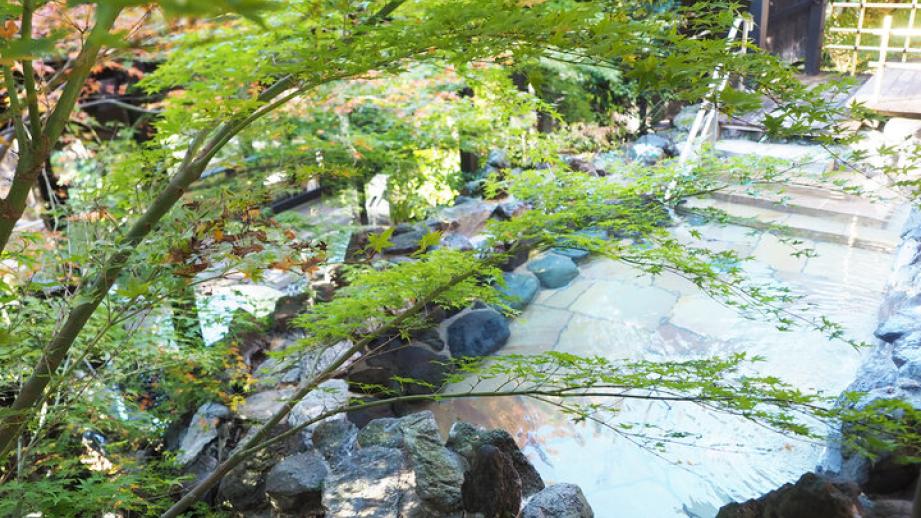 箱根湯本駅から３分♪ 森に溶け込む里山温泉と囲炉裏料理でのんびり小旅行気分「箱根湯寮」