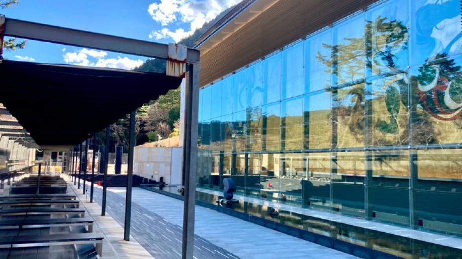 アート鑑賞後に庭園散策や足湯カフェでのんびりと♪ 箱根の森で安らぎのひとときを過ごせる「岡田美術館」