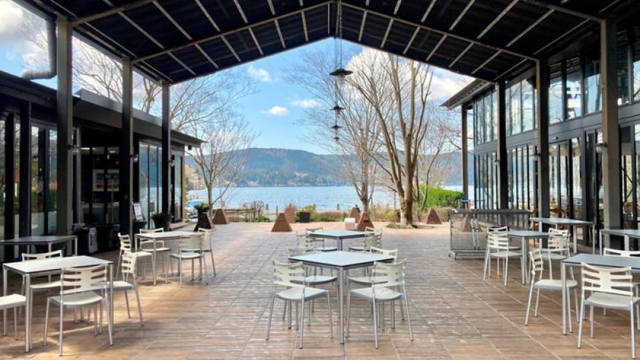 湖畔に佇む「芦ノ湖テラス」で本場ピッツァランチとお土産探し〜箱根観光の拠点にぴったり♪〜