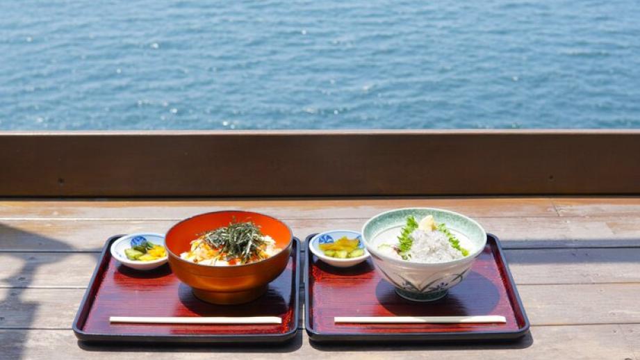 湘南名物・シラス料理を味わう鎌倉＆江ノ島のお店5選 ～老舗食堂の生シラス丼から専門店自慢のシラススコーンまで～