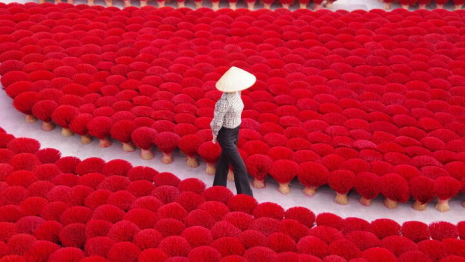 一度は見たいベトナムのカラフルな景色♪色とりどりの線香が並ぶハノイ郊外のクアン・フー・カウ村へ