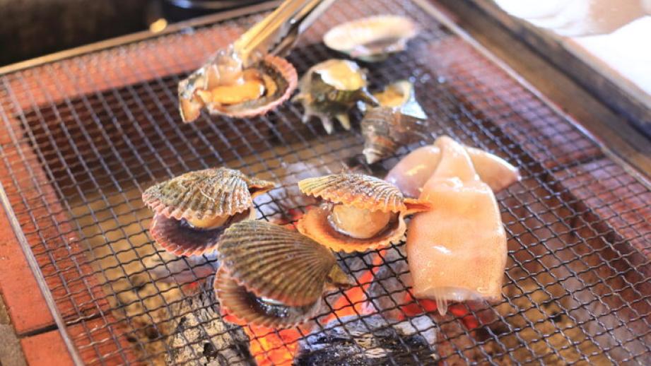 志摩の海女さんが心を込めておもてなし。焼き立て魚介類を満喫できる「海女小屋体験施設さとうみ庵」