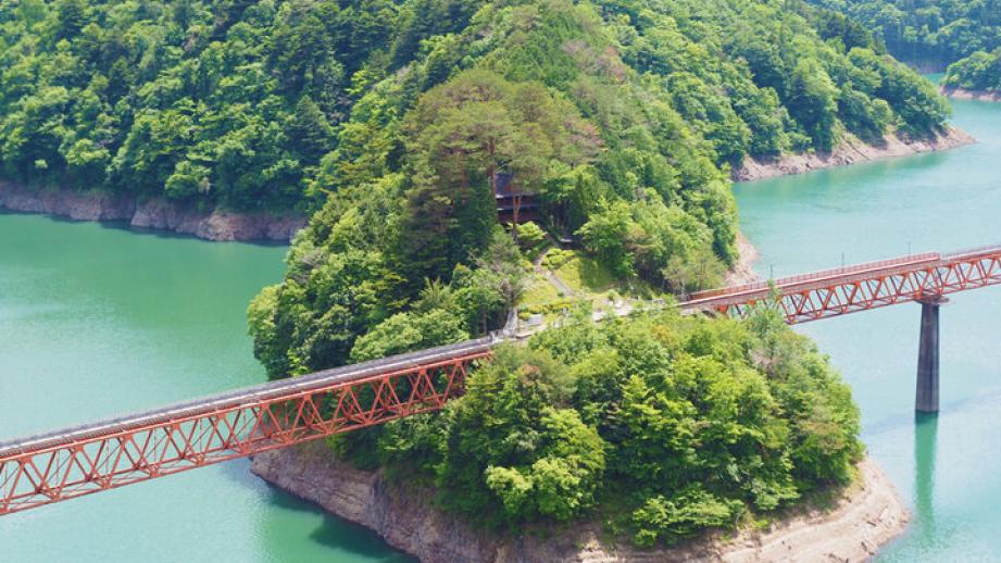 全国の湖畔にあるカフェ6選〜水辺の景色に癒やされながらひと休み〜