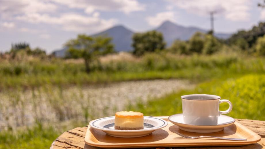 磐梯山を眺めて自家焙煎コーヒーとスイーツを堪能♪ 会津・磐梯高原のカフェ「Rotten Row Coffee Roasters」へ