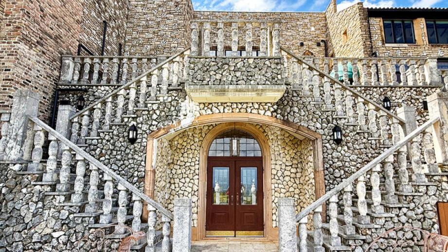 中世ヨーロッパの古城みたい♪ アンティークグラスのやさしい光と荘厳な音色に癒やされる「川奈ステンドグラス美術館」