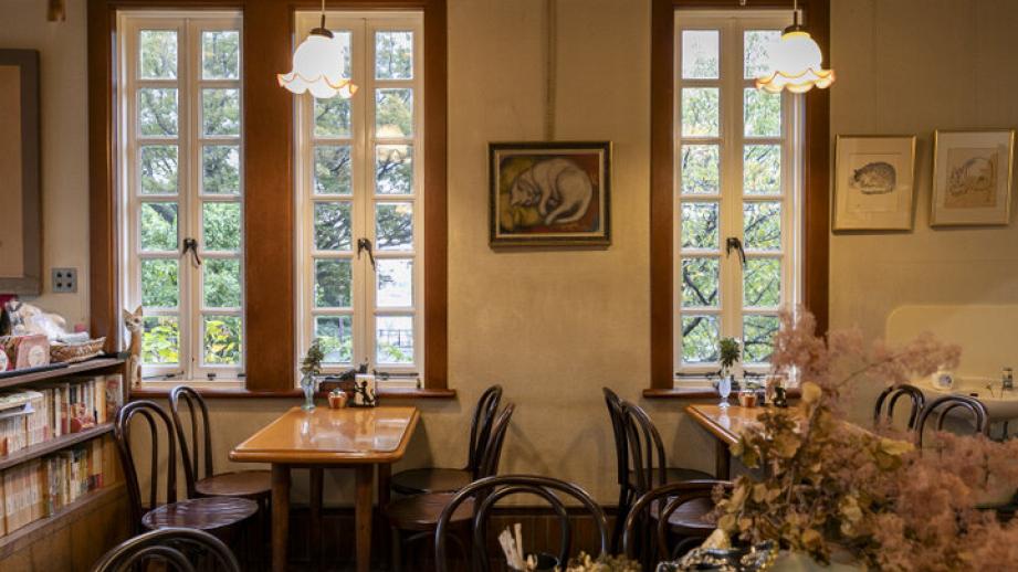 横浜港を望むレトロな喫茶室「ティールーム霧笛」で文学の息吹にふれる午後のひととき