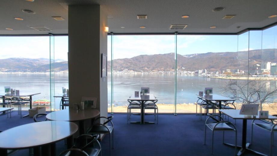 諏訪湖畔の穏やかな景色を眺めながらティータイム。諏訪有数の絶景スポット「諏訪市原田泰治美術館」