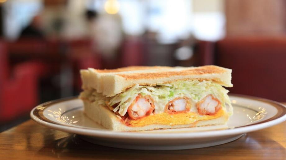 レトロなインテリアで優雅に過ごせる♪エビフライサンドが名物の老舗名古屋喫茶「コンパル御器所店」