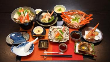 カニづくしで半世紀！まるごと茹でガニに刺身、バター焼きも【市山】砺波の割烹で味わうカニ料理