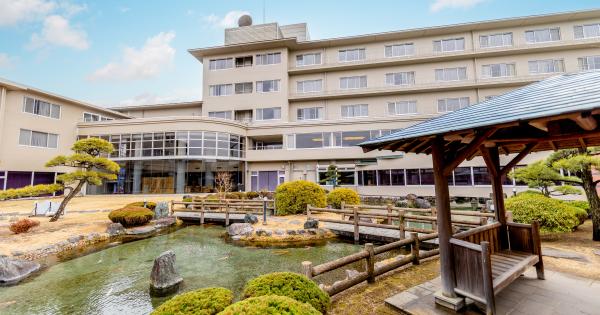 甲府盆地の中心部に位置する「シャトレーゼホテル 石和」の外観