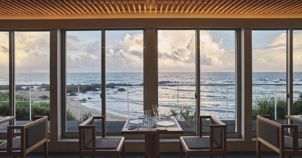 ダイニングから見える手広海岸の景色