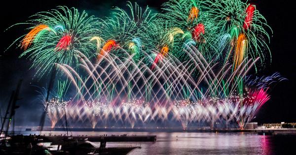 色とりどりの花火が夜空を美しく彩ります