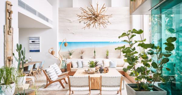 柔らかい光がさしこむマリンテイストのロビーラウンジ