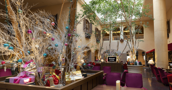 宿泊者専用のウェルカムラウンジ。無料でドリンクなどを提供します