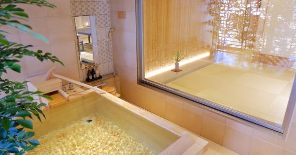 ヒノキ造りの源泉室内露天風呂付き客室