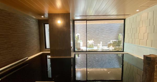 「美肌の湯」として知られる「黒湯」の天然温泉大浴場を完備。高温サウナと水風呂も用意しています