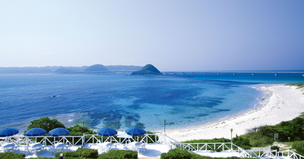 ホテル目の前に広がる白砂のビーチと角島大橋