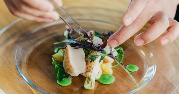 出張レストランの料理一例。ワサビソースや金柑の香りがアクセントになっているホタテとカブのソテー。