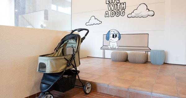 犬のイラストが描かれたフロント入り口