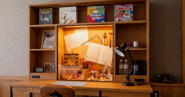 客室に飾られたデスクでは玩具制作の舞台裏を見ることが可能