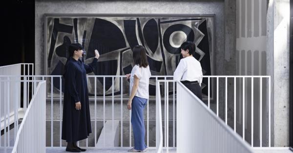 ホテルスタッフが館内のアートやホテルの歴史を紹介する「SHIROIYA the TOUR」