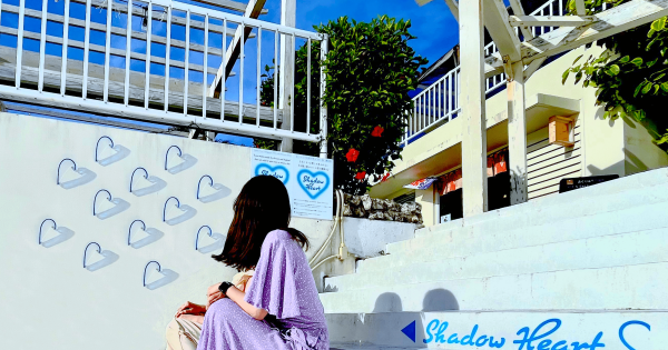1日1～2度、青いハートの影が浮かび上がる「SHADOW HEART」