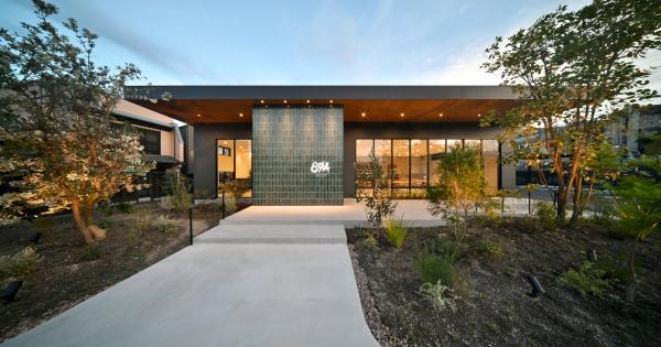 入口のロゴが目を引く「STUDIO 894」外観