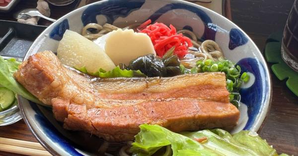 全粒粉入り自家製麺の沖縄そばと地魚料理「上原そば」（名護市） 