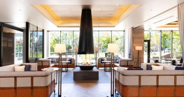 マウンテンリゾートをイメージさせる暖炉のある1階ロビー